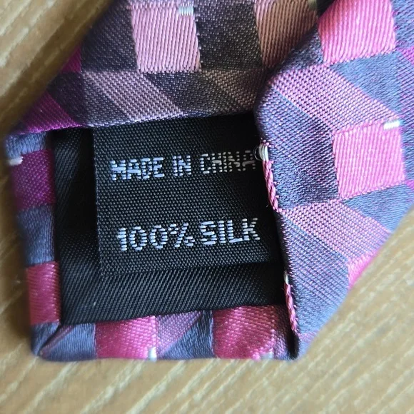 Arrow 3-D looking squares necktie. - Picture 5 of 6